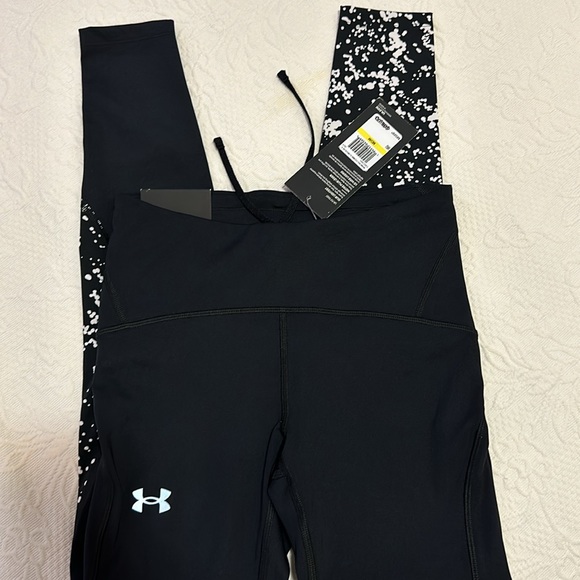 Under Amour. MD Leggings. Size Medium - Picture 3 of 5